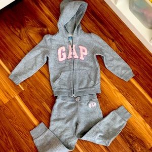 Gap kids sweatsuit - pants and jacket size 5T